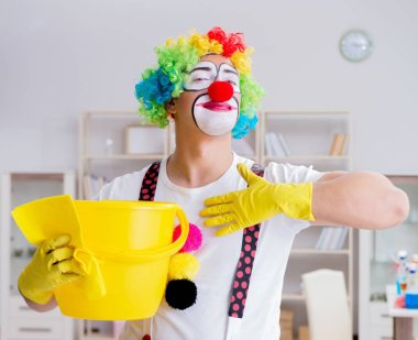 Komik palyaço evde temizlik yapıyor.