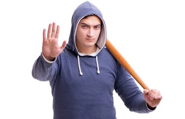 Beyazda beysbol sopası olan genç bir holigan.