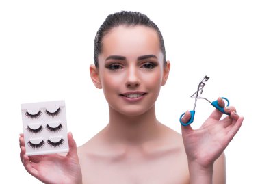 Güzellik konseptindeki kadın makyaj malzemesi kullanıyor.