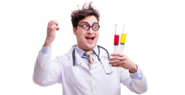 Beyaz şırıngalı komik doktor.