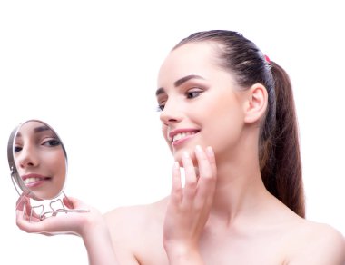 Güzellik konseptindeki kadın makyaj malzemesi kullanıyor.