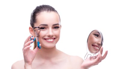 Güzellik konseptindeki kadın makyaj malzemesi kullanıyor.