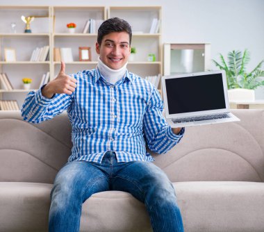 Evden çalışan boyunluk takan serbest çalışan bir adam.