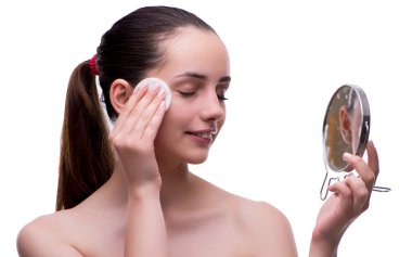 Güzellik konseptindeki kadın makyaj malzemesi kullanıyor.