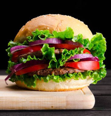 Hamburger ekmeğin içinde fast food konseptiyle servis edilir.