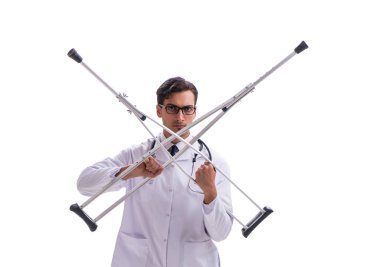 Genç doktor, beyaz sırtında tek başına yürüyor.