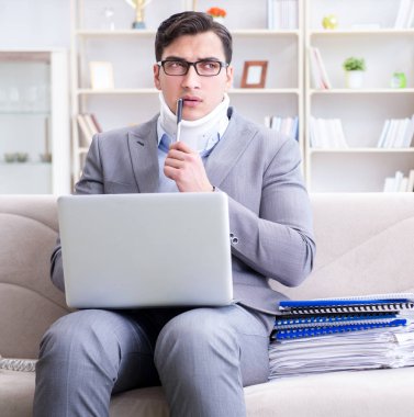 Boyunluk takan adam tele-telden çalışıyor.