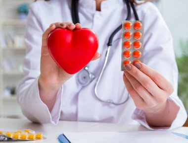 Hastanede kırmızı kalp doktoru kardiyolog