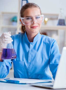 Bir laboratuarda deney yapan kadın bir bilim adamı.