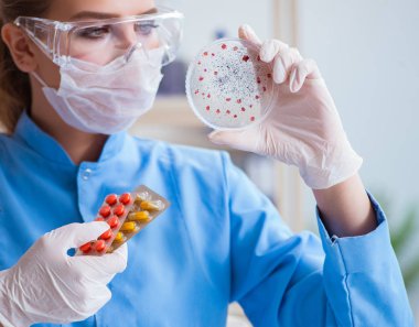 Bir laboratuarda deney yapan kadın bir bilim adamı.