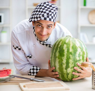 Mutfakta karpuzlu bir erkek aşçı.