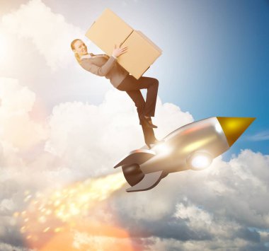 Kadın roket uçuruyor ve kutuları teslim ediyor.