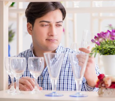 Genç yakışıklı dükkândan alışveriş yapıyor.