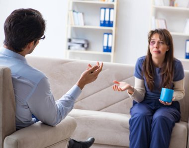 Kocası tarafından dövülen psikolog bir kadın.