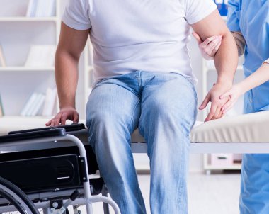 Doktorla birlikte rehabilitasyon gören hasta.