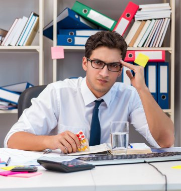 Ofiste sinirli bir işadamı var.