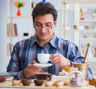 Yeni demler deneyen profesyonel çay uzmanı.