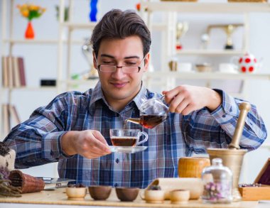 Yeni demler deneyen profesyonel çay uzmanı.