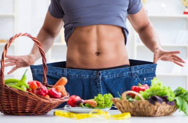 Sağlıklı beslenme ve beslenme konsepti olan genç bir adam