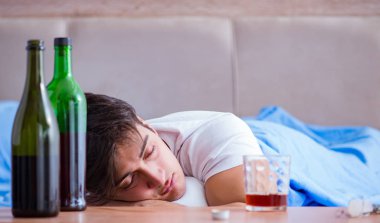 Yatakta içen alkolik adam depresyona giriyor.