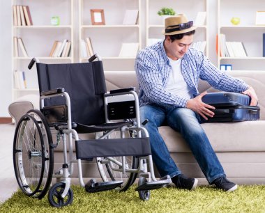 Genç engelli adam yaz tatiline hazırlanıyor