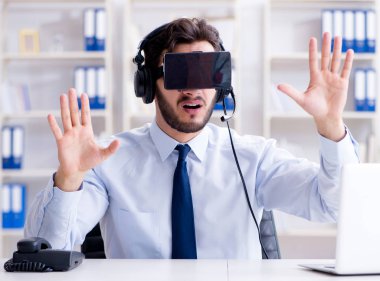 Ofisteki işadamı oyuncu oyunlar oynuyor