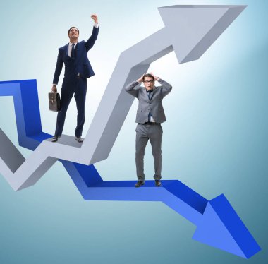 Büyüme ve gerileme grafikleriyle iş adamı