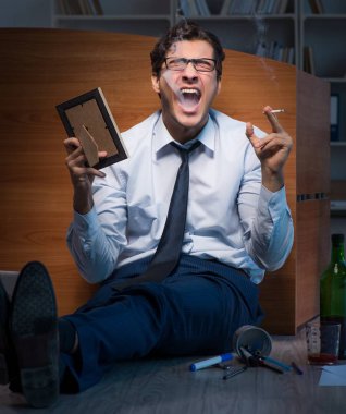 Boşandıktan sonra eşini özleyen üzgün bir çalışan.