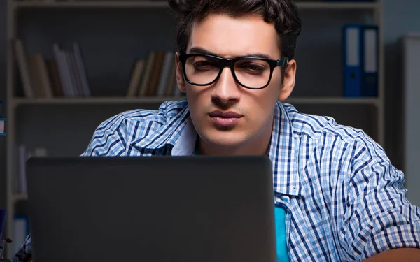 Estudiante preparándose para los exámenes tarde en la noche en casa — Foto de Stock