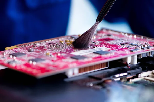 Repairman working in technical support fixing computer laptop tr — Stock Photo, Image