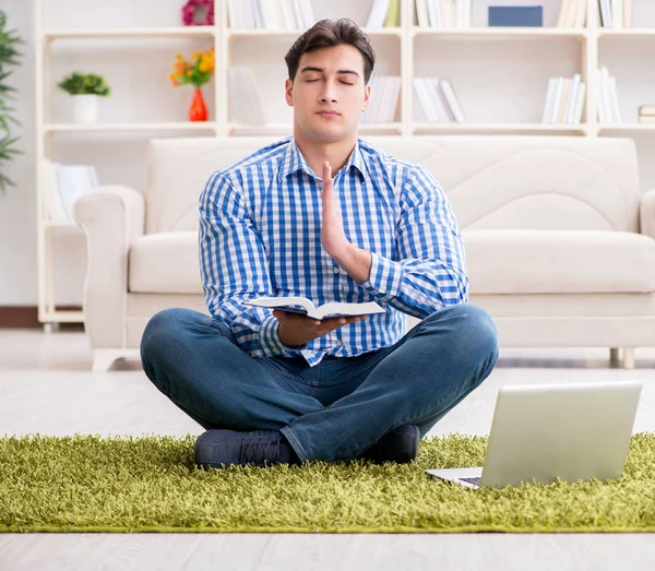 Junger schöner Mann sitzt zu Hause auf dem Fußboden — Stockfoto