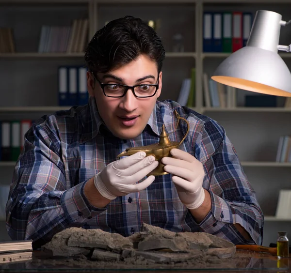 Archeoloog werkt laat in de avond in het kantoor — Stockfoto