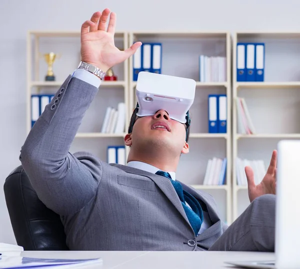 Empresário com óculos de realidade virtual na tecnologia moderna co — Fotografia de Stock