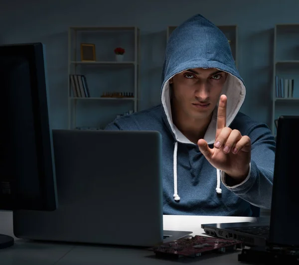 Hacker hacker computador à noite — Fotografia de Stock