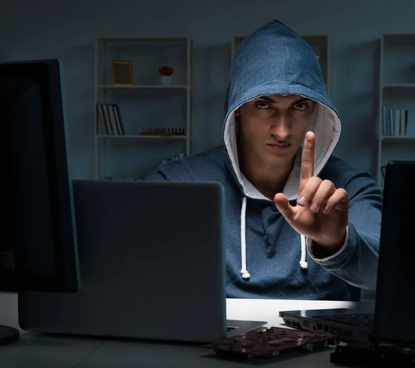 Hacker hacking computer at night — Stock Photo, Image