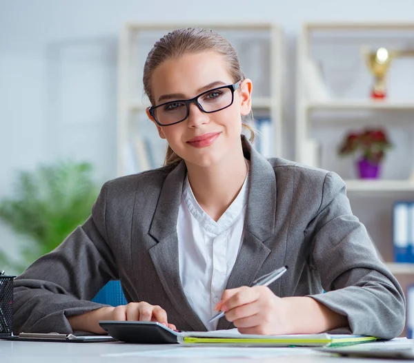 Jeune femme d'affaires comptable travaillant dans le bureau — Photo