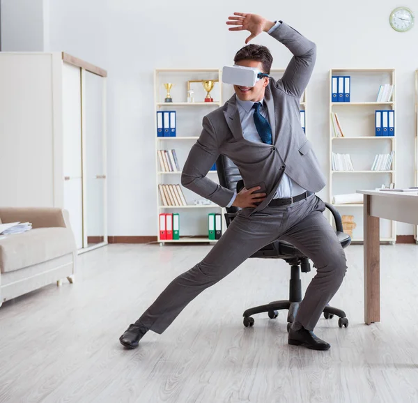 Бізнесмен вправляється в офісі в окулярах VR — стокове фото