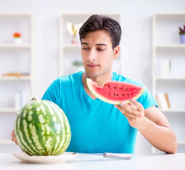 Hombre comiendo sandía en casa — Foto de Stock