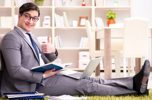 Empresario trabajando en el suelo en casa — Foto de Stock