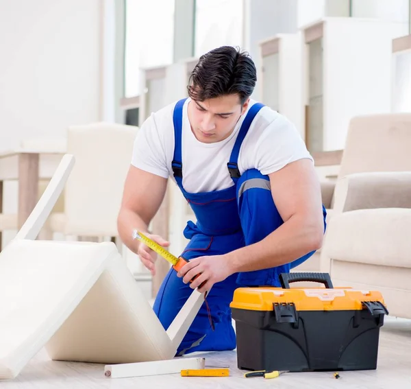 Reparador de muebles trabajando en la tienda — Foto de Stock