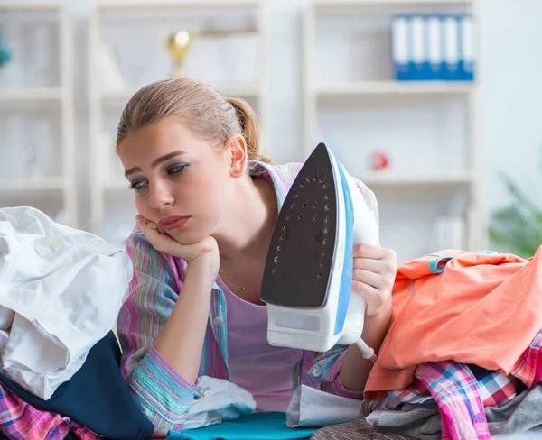 Szomorú nő vasaló ruhák otthon — Stock Fotó