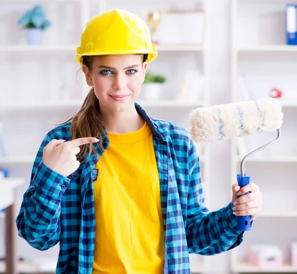 Young woman doing painting at home — Stock Photo, Image
