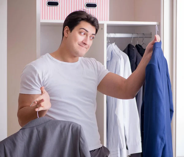 Joven hombre de negocios vistiéndose para el trabajo — Foto de Stock