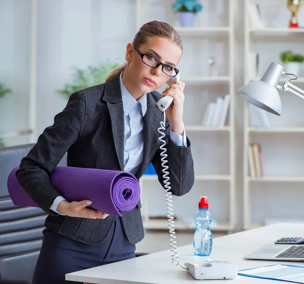 Ung affärskvinna i hälsosam livsstil koncept — Stockfoto