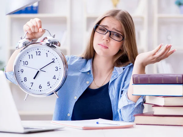 Giovane studentessa adolescente che si prepara per gli esami a casa — Foto Stock