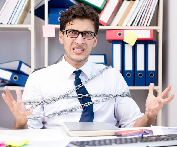 Empregado ligado e acorrentado à sua mesa com corrente — Fotografia de Stock