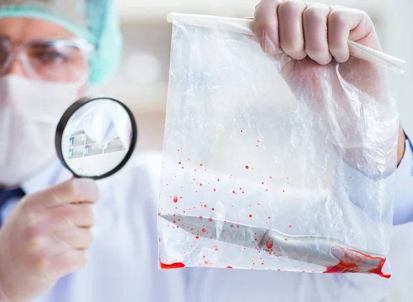 Investigador forense trabajando en laboratorio en evidencia de crimen —  Fotos de Stock