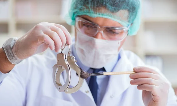 Kriminolog polis kemist tittar på brottsbevis — Stockfoto