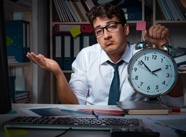 Hombre de negocios trabajando hasta tarde en la oficina — Foto de Stock