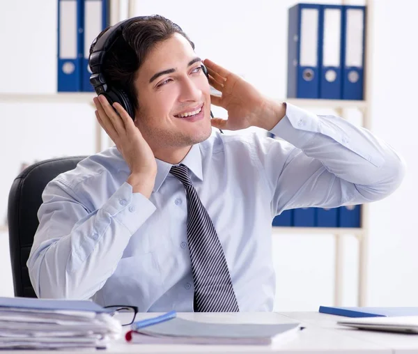 Assistente di vendita che ascolta musica durante la pausa pranzo — Foto Stock